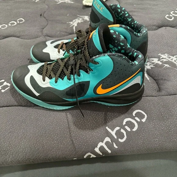 Nike Teal and Black Athletic Shoes - Picture 3 of 6